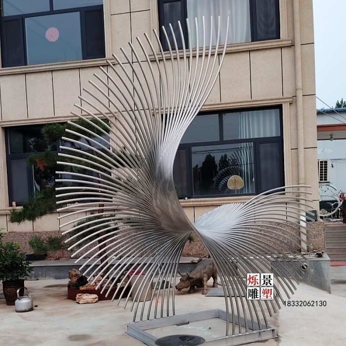 镜面不锈钢圆管凤尾雕塑，镀锌管凤凰雕塑现场图片