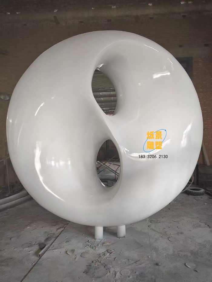 桂林景区不锈钢圆环雕塑，这款雕塑采用304不锈钢雕塑